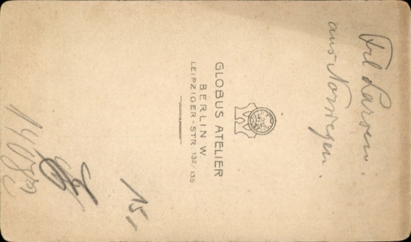 CdV Stojący portret młodej kobiety, panny Larsen z Norwegii, futro