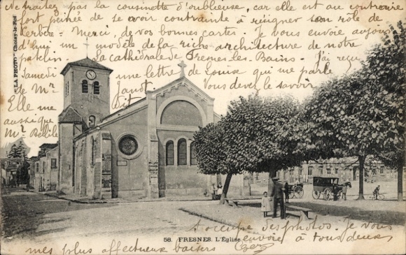 Ak Fresnes Val de Marne, Markante Kirche, Bäume, Straße, Wagen,  Architektur