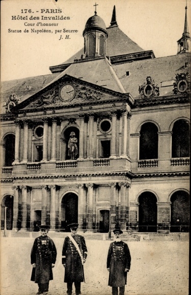CPA Paris VII, Hôtel des Invalides, Cour d'honneur, Statue de Napoléon