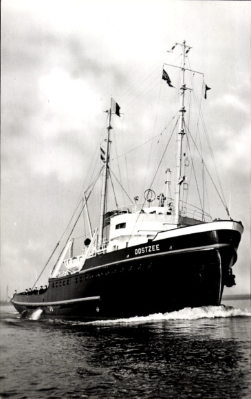 Postcard L. Smit & Co., MT Oostzee, International Sleep Service, Tugboat