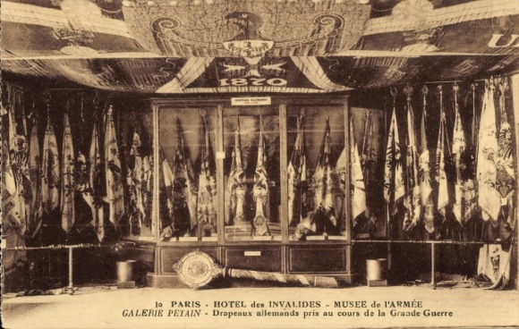 CPA Paris VII, Hôtel des Invalides, Drapeaux allemands pris au cours de la Grande Guerre