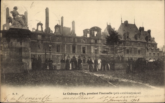 Postcard Eu Seine Maritime, Le Chateau d&#39;Eu, during the fire (taken from the outside)