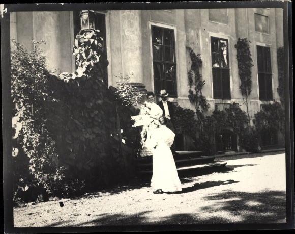 Photo Meseberg Gransee in Brandenburg, people in front of a house, owner Lessing, Thanksgiving Day