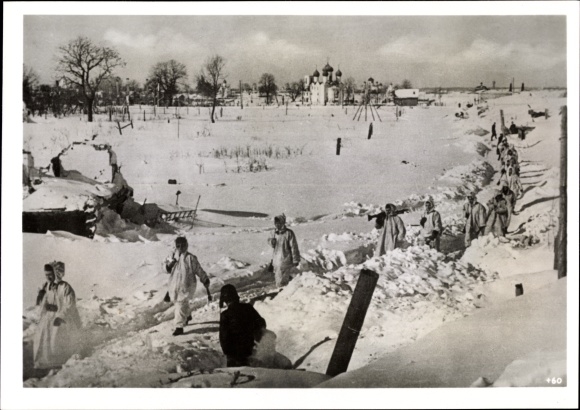 Photo Hoffmann, Wehrmacht soldiers in front of a bullet-riddled town on the northern eastern front, March 1942