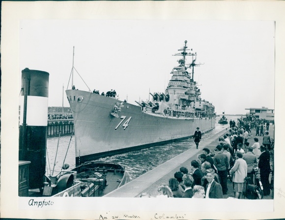 Foto US Amerikanisches Kriegsschiff, USS Columbus, 74