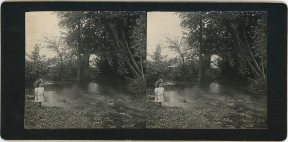 Stereo photo Neuvy sur Loire Nièvre, girl on the bank, 1905