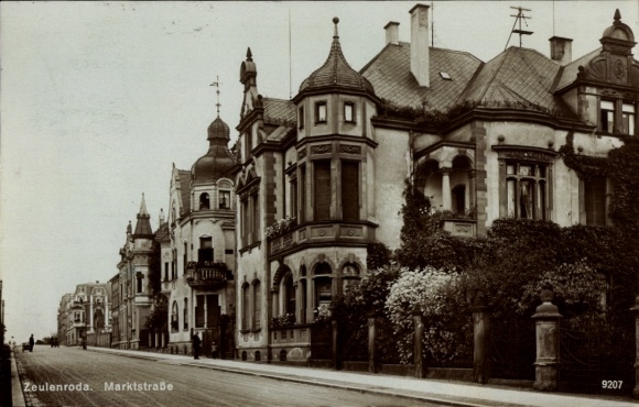 Ak Zeulenroda in Thüringen,  Marktstraße,  Gebäude, schwarz-weiß Bild