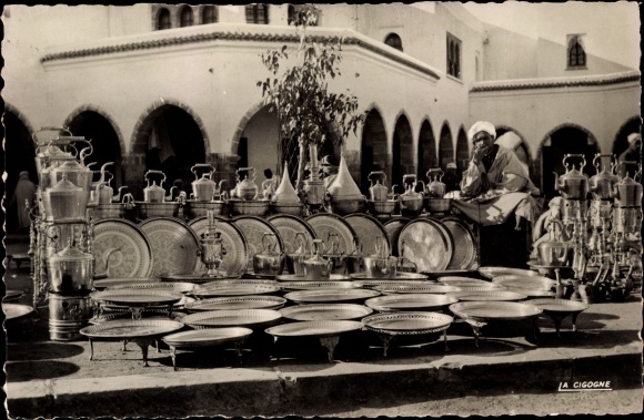 Ak Marokko, Maroc, Scènes et Types, Marchand de cuivre, Händler, Geschirr aus Kupfer