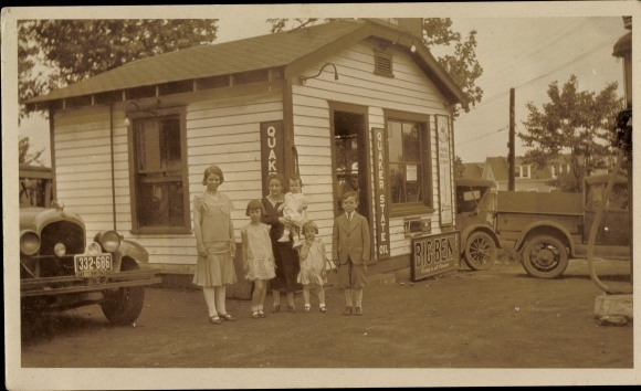foto Ansichtkaart Saint Louis Missouri USA, tankstation, auto, kinderen, groepsfoto