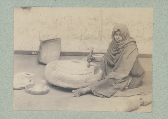 Photo Sri Lanka Ceylon, woman grinding grain, around 1880