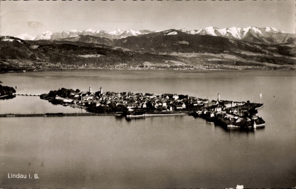 Ak Lindau am Bodensee Schwaben, Insel Lindau, Bodensee, Berge im Hintergrund, Wasser, Stadtansich