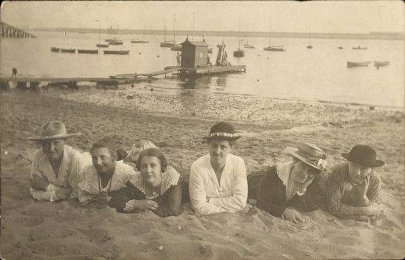 Postcard Oldenburg in Holstein, Six women on the beach, boats in the background, photography