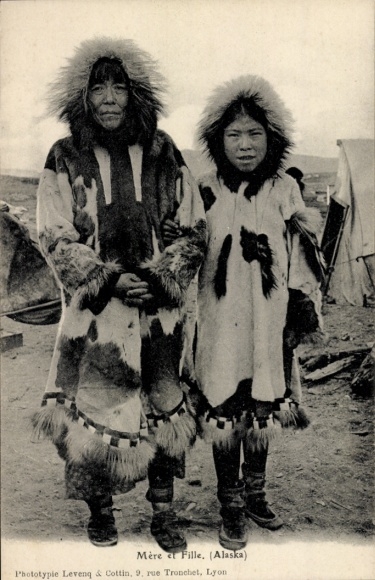 Ak Alaska USA, moeder en dochter in bontjassen