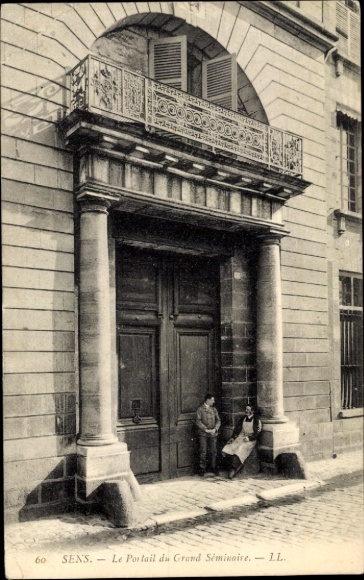 Postcard Sens Yonne, Historic Building, Entrance, Two People, Cobblestone Floor