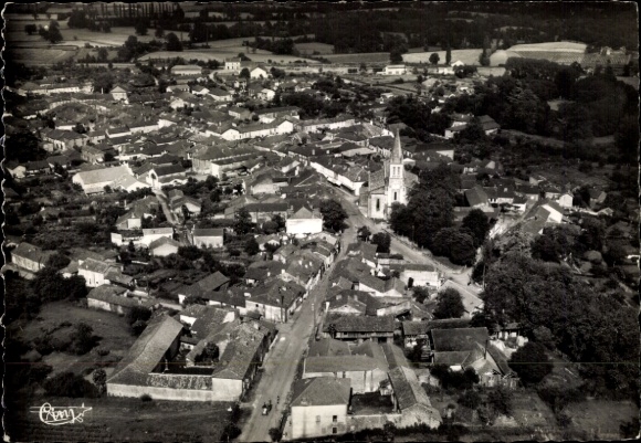 Ak Nogaro Gers, Luftaufnahme von  Stadtansicht, Kirche, ländliche Umgebung