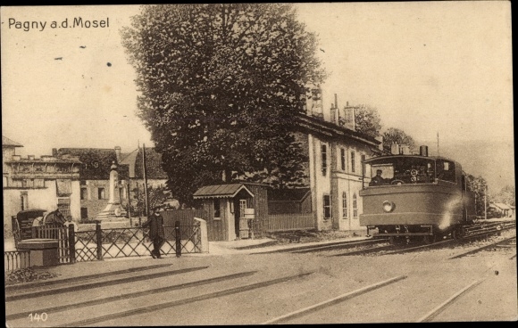 Ak Pagny sur Moselle Lothringen Meurthe et Moselle, Bahnstrecke, Lokomotive, Bahnübergang