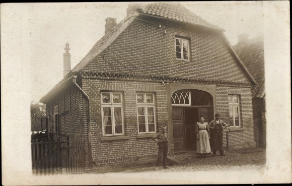 Photo Postcard Rethem an der Aller, family in front of a house
