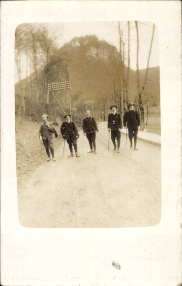 Photo Postcard Bad Urach in the Swabian Alb Württemberg, hikers