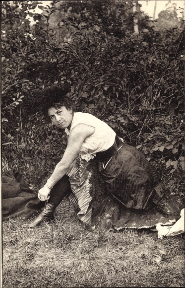 Ak Parisiennes fin de siècle, Frau in Unterwäsche, Strümpfe, Schuhe