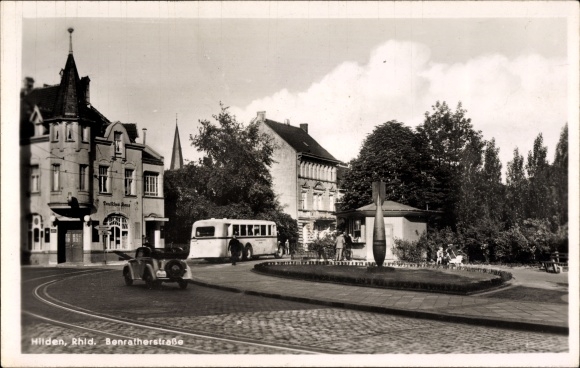 Ak Hilden im Kreis Mettmann, Partie an der Benratherstraße, Omnibus, Denkmal, Deutsches Haus