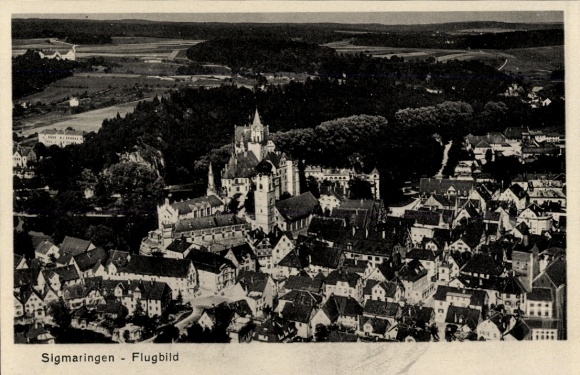 Ak Sigmaringen an der Donau, Luftbild von  Schloss, Altstadt, umgeben von Bäumen