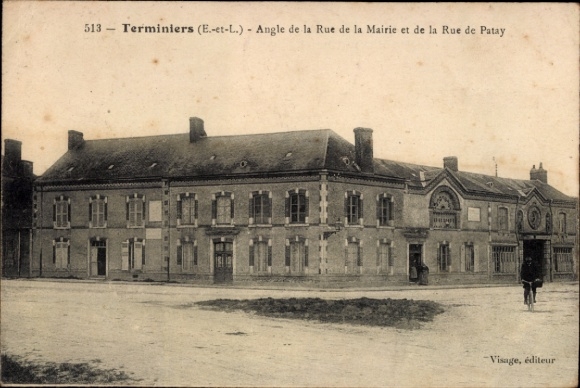 Postcard Terminiers, Angle de la Rue de la Mairie, Rue de Patay