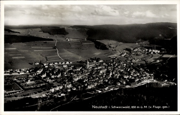 Ak Neustadt im Schwarzwald, Luftaufnahme von Neustadt, Schwarzwald, 850 m, ländliche Umgebung