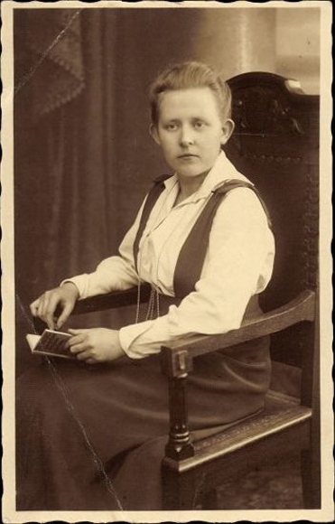 10 alte AK Frauen Portraits, verschiedene Ansichten