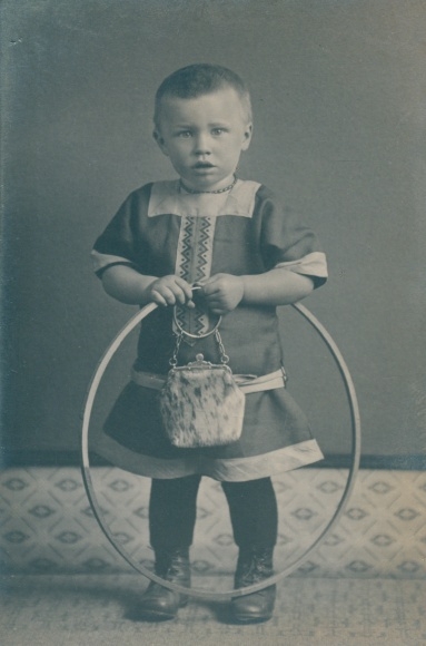 Carte de visite dziewczyna z obręczą i torebką, portret