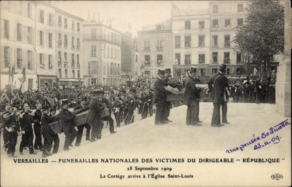 Ak Versailles Yvelines, Beerdigung, Trauermarsch, Menschenmenge, Särge,  28. September 1909
