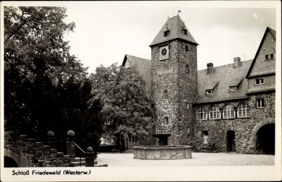 Postcard Friedewald Westerwald, castle, fountain
