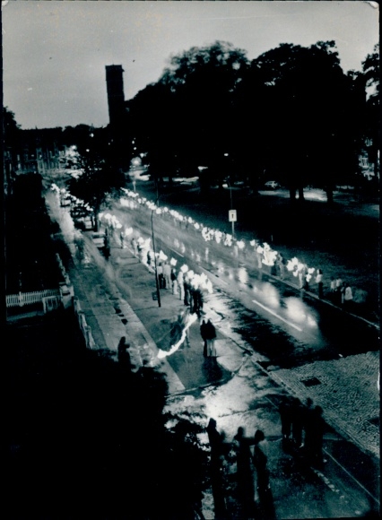 Foto Wismar, Straße von Menschen mit Laternen gesäumt, Fotograf Gerhard Behrens