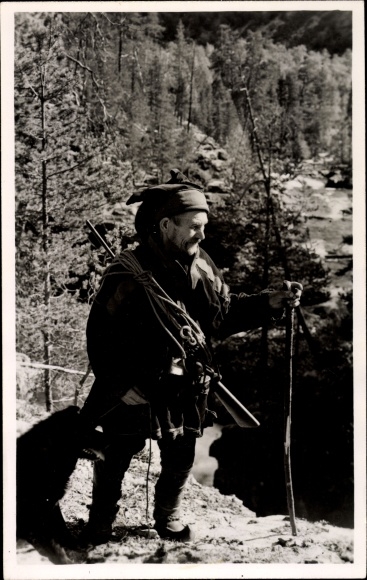 Postcard Finland, Valmistaja, Tillverkare, Finn with hunting rifle and dog