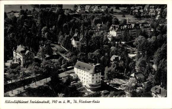 KP Freudenstadt w Schwarzwaldzie, zdjęcie lotnicze, uzdrowisko górskie, Th. Fliedner House, kilka willi,