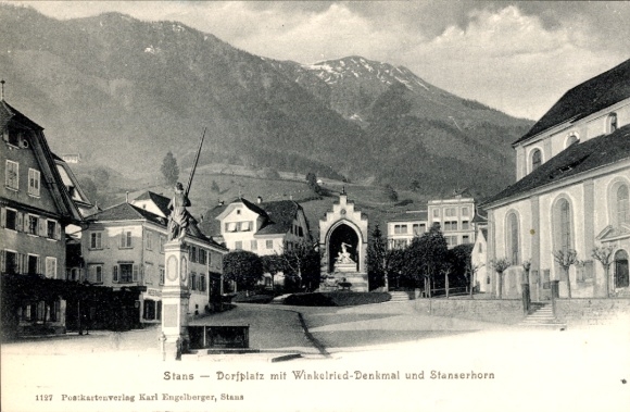 KP Stans Canton Nidwalden, plac wiejski ze Slanserhorn, pomnik Winkelried