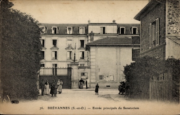 KP Limeil Brévannes Val de Marne, sanatorium, wejście, budynek, ludzie na ulicy