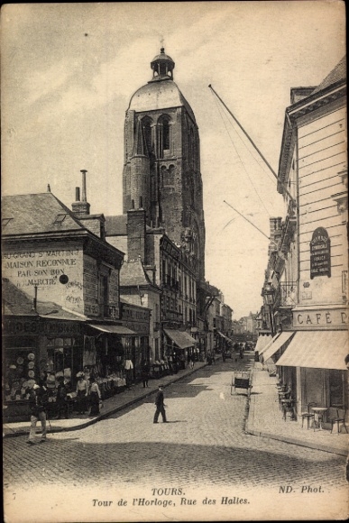 Ak Tours Indre et Loire, Tour de l'Horloge, Rue des Halles,  Architektur, geschäftige Straße