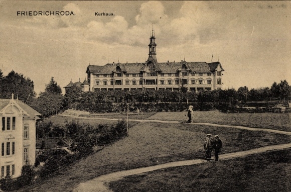 Postcard Friedrichroda in the Thuringian Forest, spa house, large building, walkers, park landscape