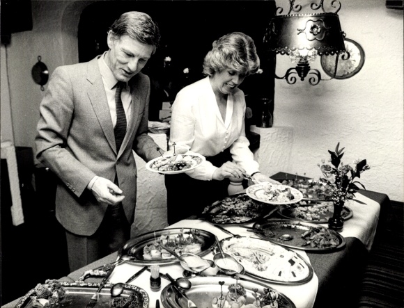 foto Muzikant Fritz Mensching bij het buffet met zijn vrouw