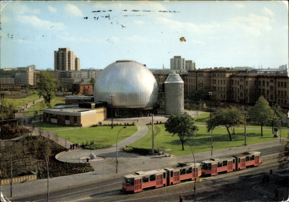 Ak Berlin Prenzlauer Berg, Zeiss Großplanetarium im Ernst Thälmann Park, Straßenbahn