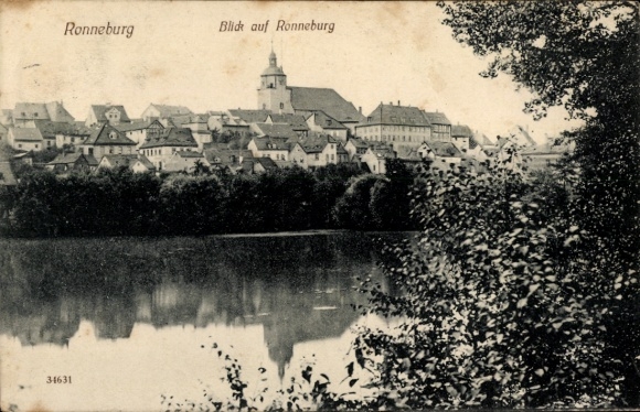 Ak Ronneburg in Thüringen, uitzicht op kerkgebouw, rivier, architectuur