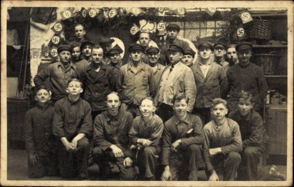 Foto ansichtkaart Hamburg Wilhelmsburg, mannen en kinderen, groepsfoto, vlaggen, manden