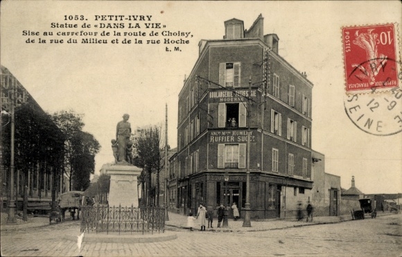 Ak Petit Ivry Val-de-Marne, Statue de Dans la Vie, Carrefour de la route de Choisy et Rue du Milieu