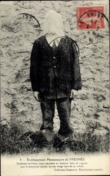 Ak Fresnes (Seine) Val de Marne, Gefangener in Uniform mit Kapuze, doppelter Gang, Mauer im Hinte