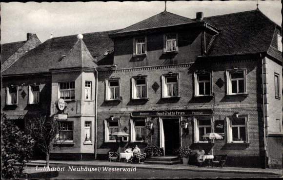 Ak Neuhäusel im Westerwald, Straßenpartie mit Gasthaus Pension