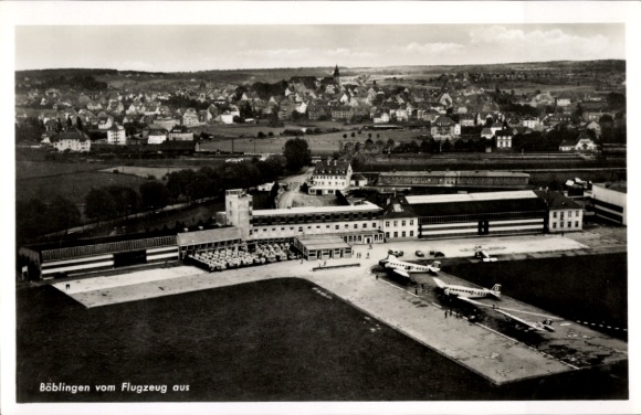 Ak Böblingen in Baden Württemberg, Fliegeraufnahme von Stadt und Flughafen, Flugzeuge D-AKOK, D-AXAN