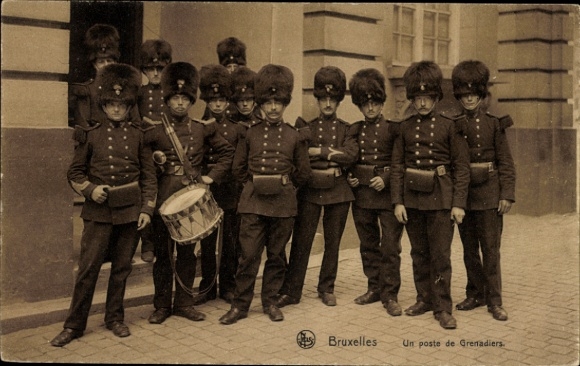 Ak Brüssel Brüssel, Ein Grenadierposten