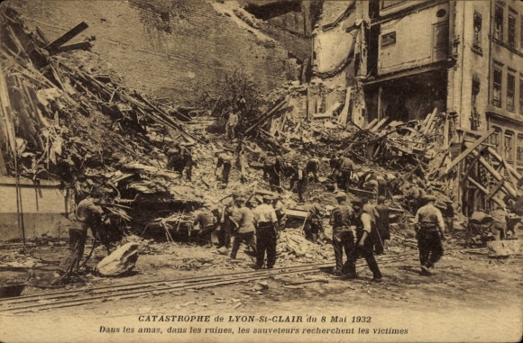 Postcard Lyon Saint Clair Rhône, disaster of 8 May 1932, ruins, rescuers, victims