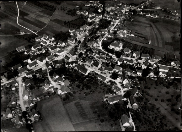 Ak Böhringen (Kreis Urach) in der Schwäbischen Alb, Das Bild zeigt eine Luftaufnahme des Dorfe...