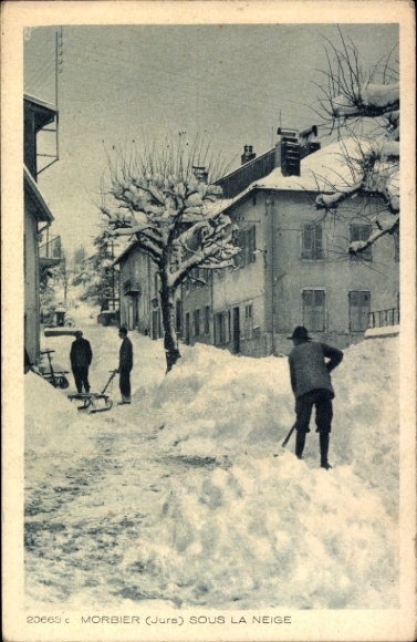 Ak Morbier Jura, Schneebedeckte Straße, Häuser, Personen, Schneeschaufel, Winter